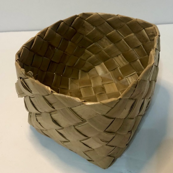 Small Woven Basket Handmade made of Palm Tree from Puerto Rico - Picture 3 of 4